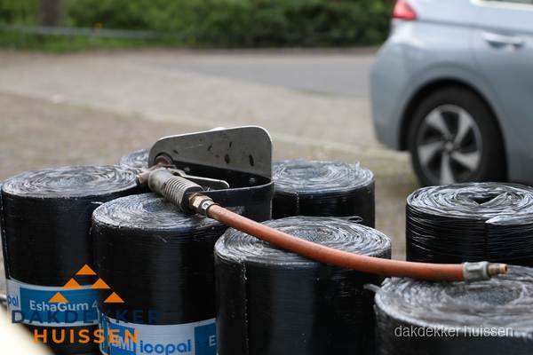 Rollen bitumen dakbedekking EshaGum klaar voor installatie in Huissen