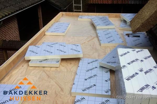 PIR isolatieplaten leggen op plat dak in Huissen
