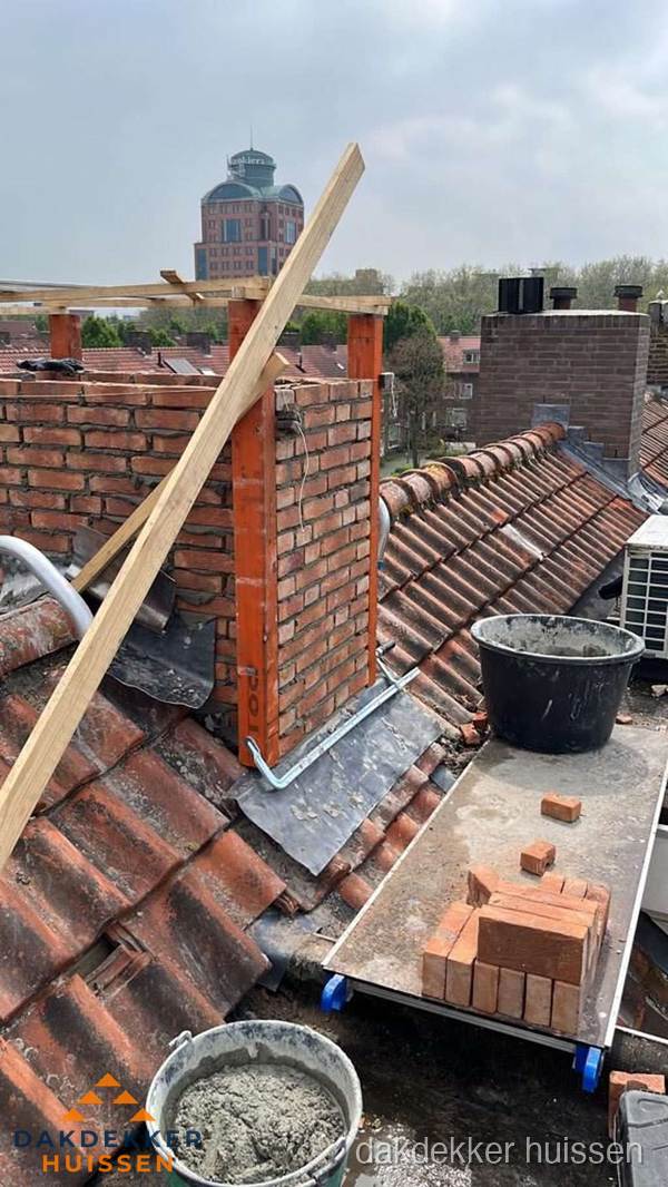 Schoorsteen renovatie met metselwerk op schuin dak in Huissen