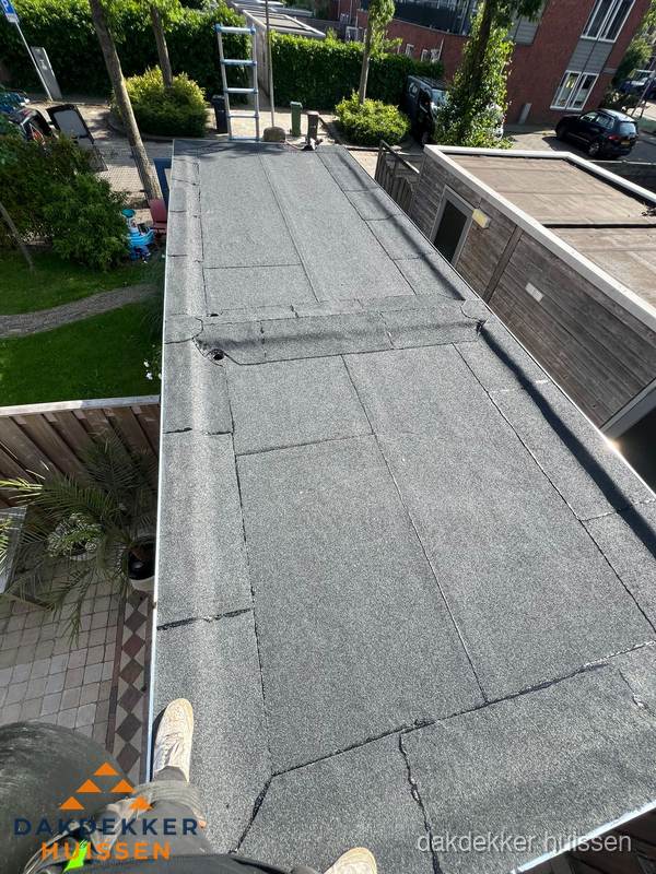 Bitumen plat dak rijtjeswoning vanuit dakdekker perspectief in Huissen