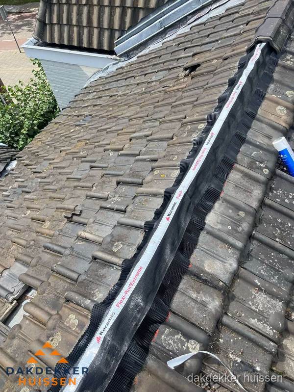 Nokvorst renovatie met Koramic nokrol op schuin pannendak in Huissen