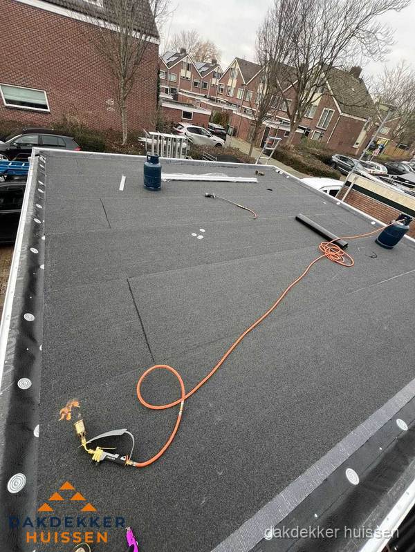 Afgewerkte dakrenovatie met bitumen op plat dak in Huissen