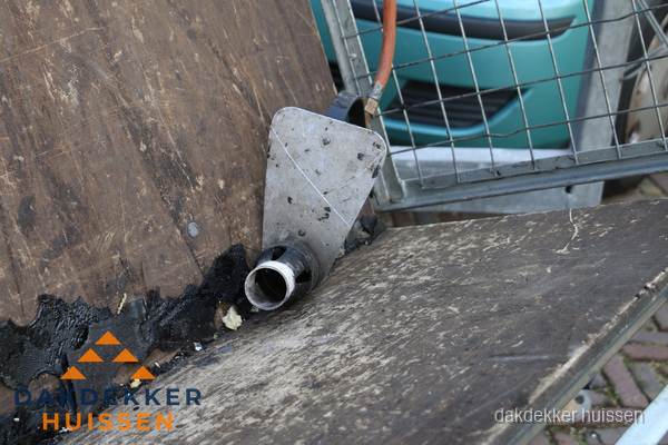 Dakdekkers gasbrander voor bitumen werkzaamheden in Huissen