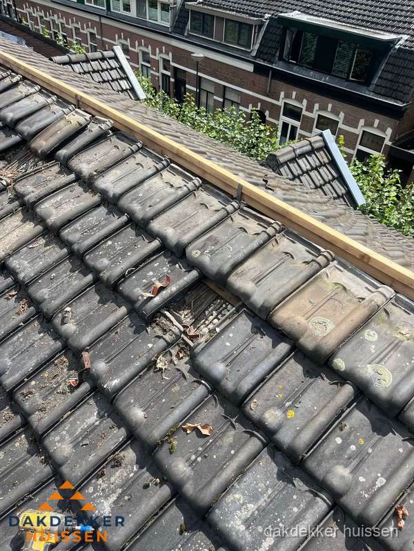 Dakonderhoud aan schuin pannendak met nokvernieuwing in Huissen