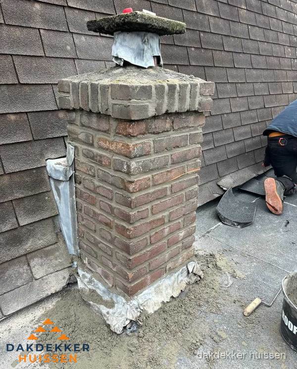 Schoorsteen reparatie met lood en voegwerk op leien dak in Huissen
