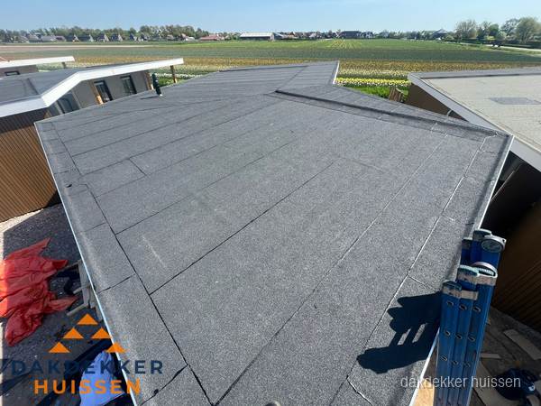 Nieuw bitumen plat dak met uitzicht over landschap in Huissen